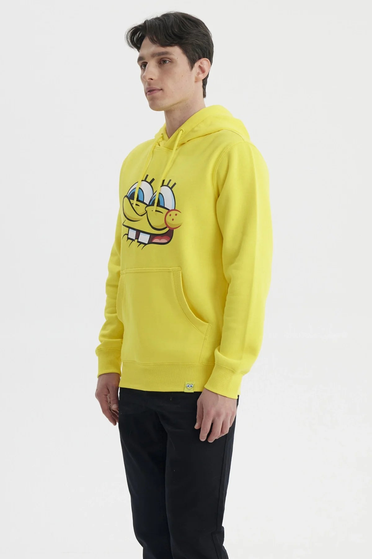 Polerón amarillo con la cara de Bob Esponja, diseño colorido y divertido, ideal para fans de Nickelodeon que buscan comodidad y estilo.