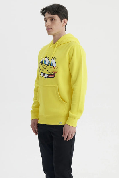 Polerón amarillo con la cara de Bob Esponja, diseño colorido y divertido, ideal para fans de Nickelodeon que buscan comodidad y estilo.