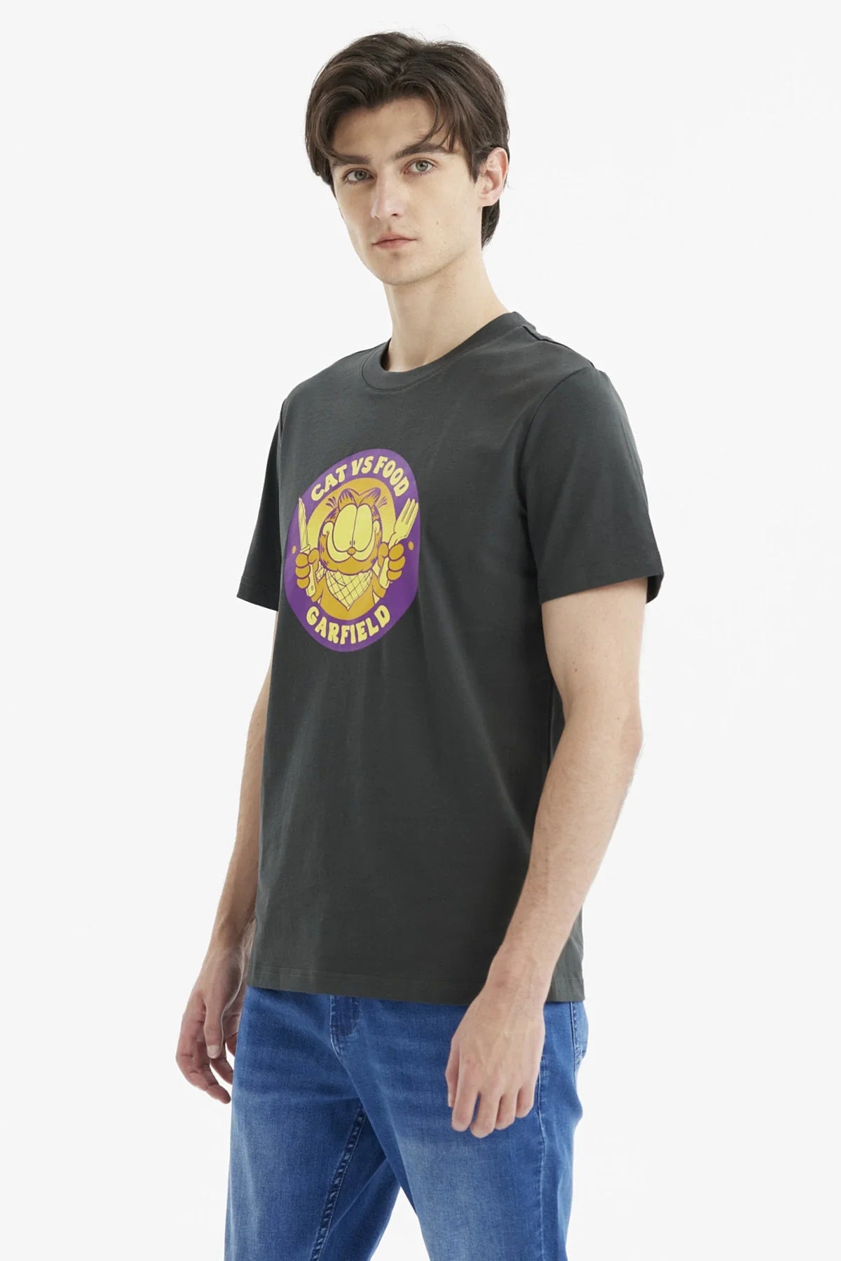 Polera Garfield Marengo en color gris oscuro con un diseño divertido de Garfield sosteniendo cuchillo y tenedor, resaltando su amor por la comida en un estilo gráfico vibrante.