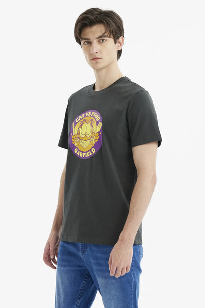 Polera Garfield Marengo en color gris oscuro con un diseño divertido de Garfield sosteniendo cuchillo y tenedor, resaltando su amor por la comida en un estilo gráfico vibrante.