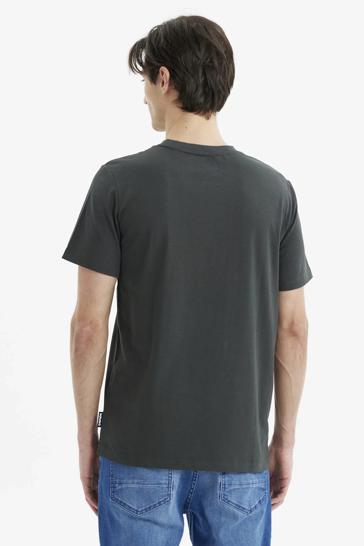 Polera Garfield Marengo en color gris oscuro con un diseño divertido de Garfield sosteniendo cuchillo y tenedor, resaltando su amor por la comida en un estilo gráfico vibrante.