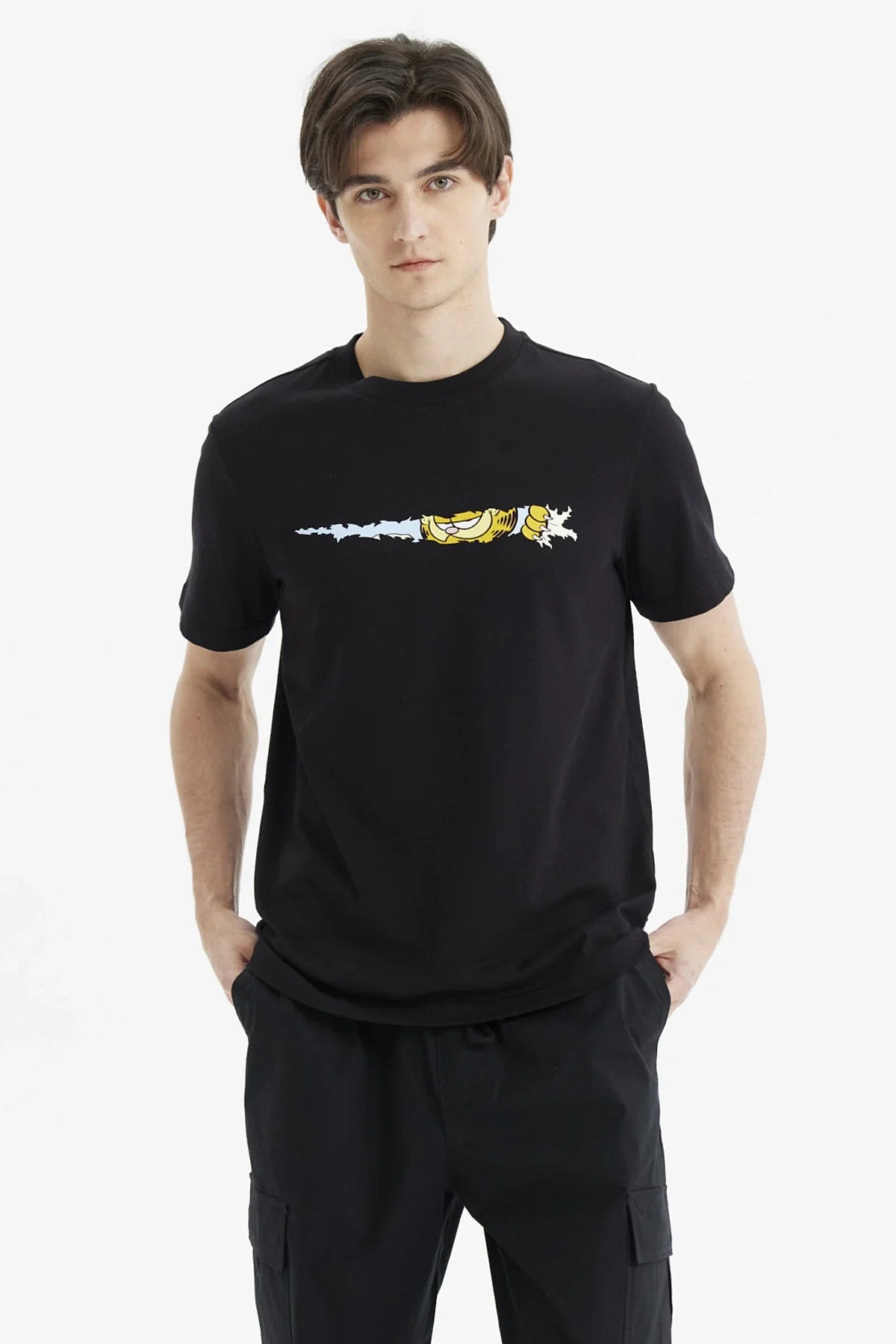 Polera negra con un estampado de Garfield en acción, mostrando su icónica expresión y una explosión de energía, perfecta para los fanáticos del cómic.