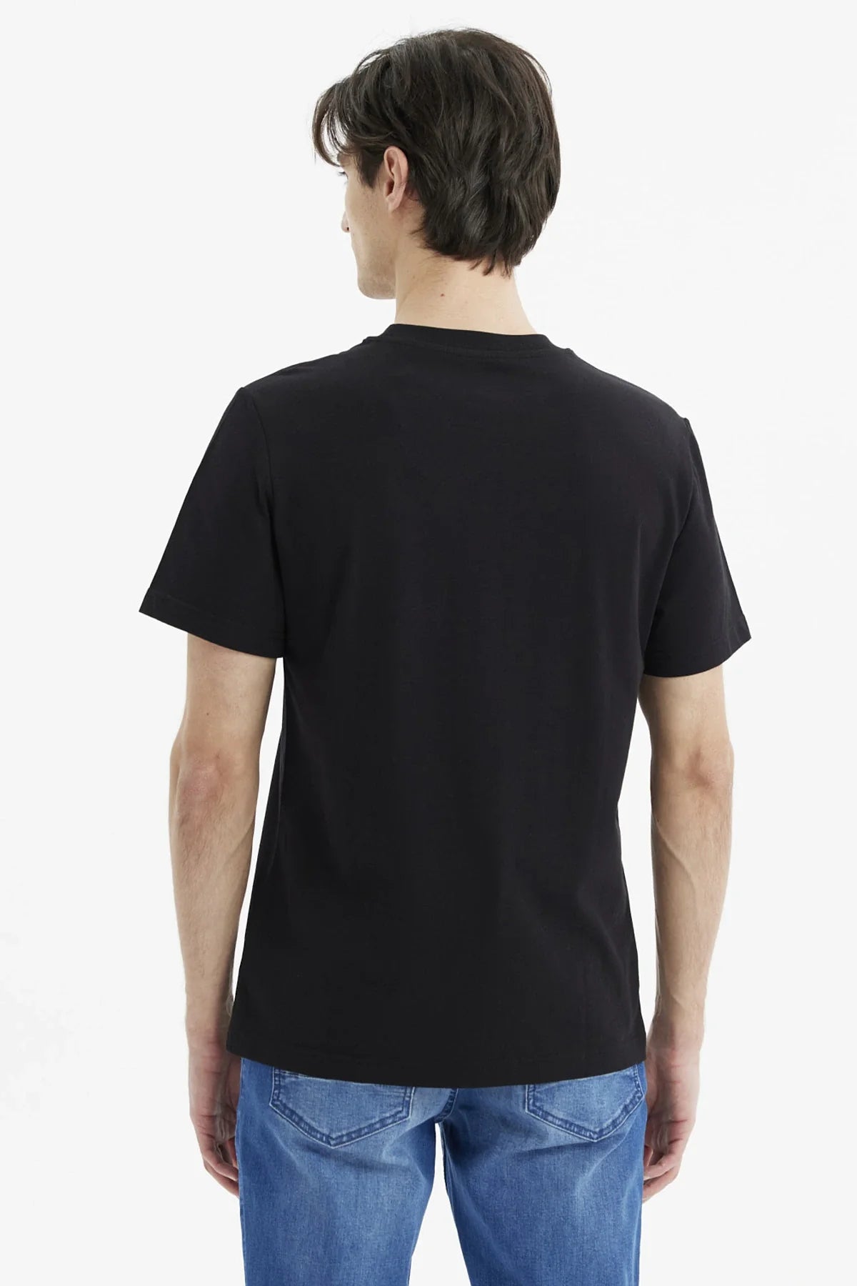 Polera negra de algodón con ilustración de Patricio Estrella, sonriente y relajado, usando pantalones cortos celestes, destacando su icónico nombre en rojo.