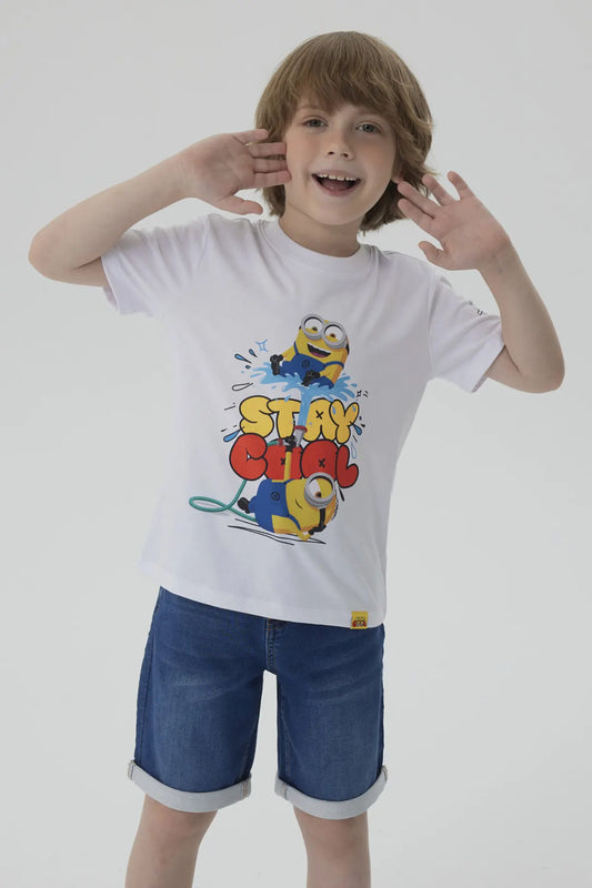 Polera blanca de algodón con estampado de dos Minions jugando y la frase "STAY COOL" en colores vibrantes, ideal para fans de la saga.
