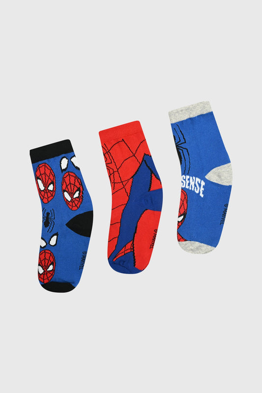 Tripack de calcetines de Spiderman en azul, rojo y negro con diseños icónicos del héroe, incluyendo su rostro y telarañas, perfecto para fans de Marvel.