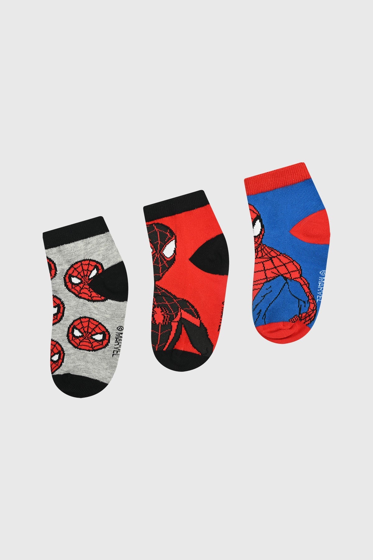 Tripack de calcetas Spiderman en gris con logos, rojo con Spider-Man en acción y azul con diseño clásico, ideal para fans del universo Marvel.