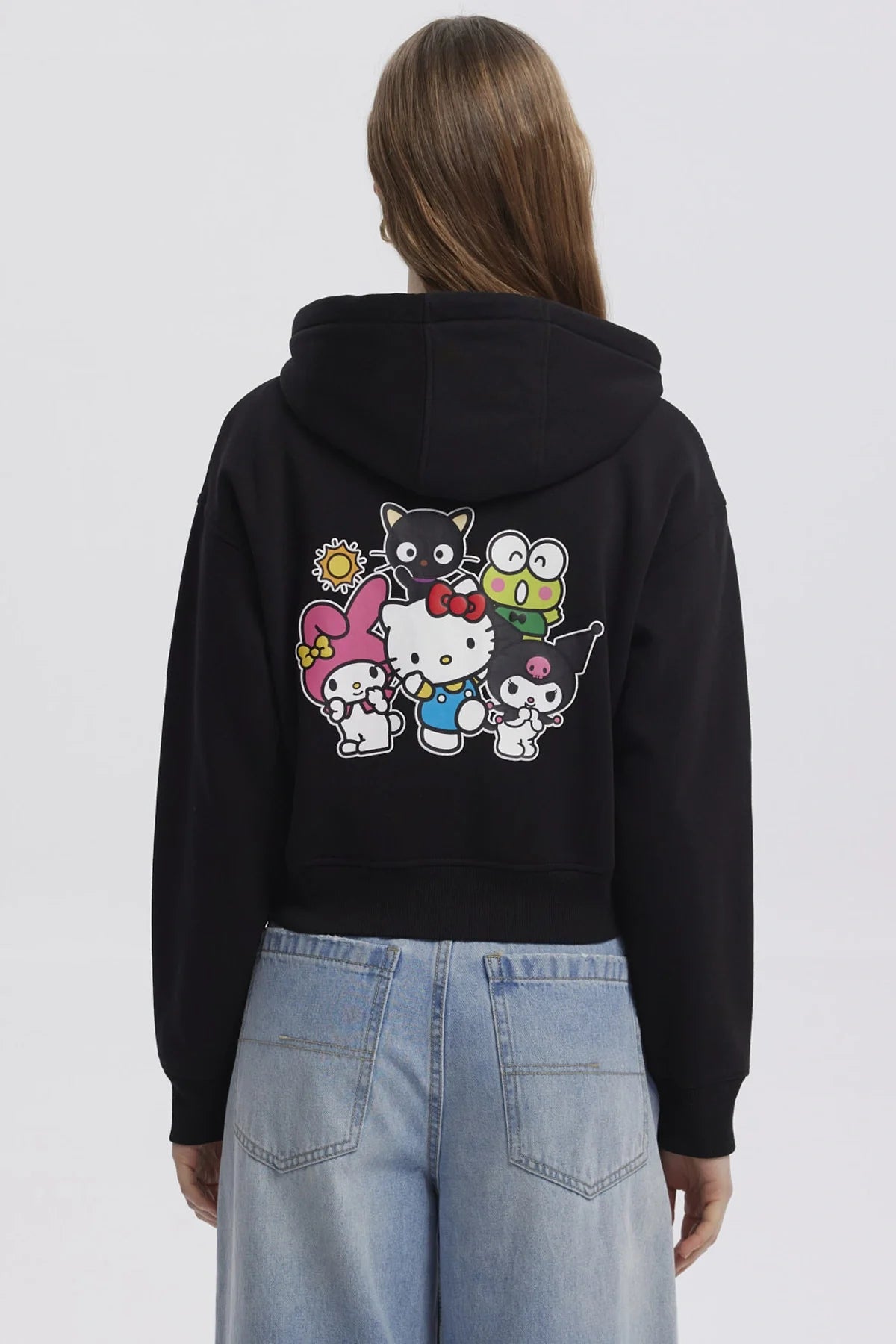 Polerón negro con capucha y cierre, presenta un diseño de Hello Kitty y su amigo negro, ideal para fans de Sanrio que buscan estilo y comodidad.