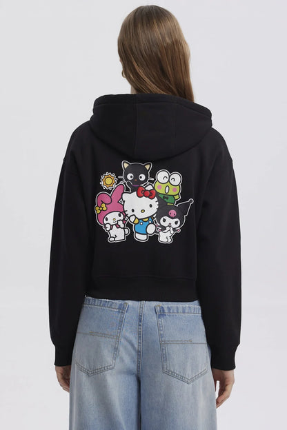 Polerón negro con capucha y cierre, presenta un diseño de Hello Kitty y su amigo negro, ideal para fans de Sanrio que buscan estilo y comodidad.