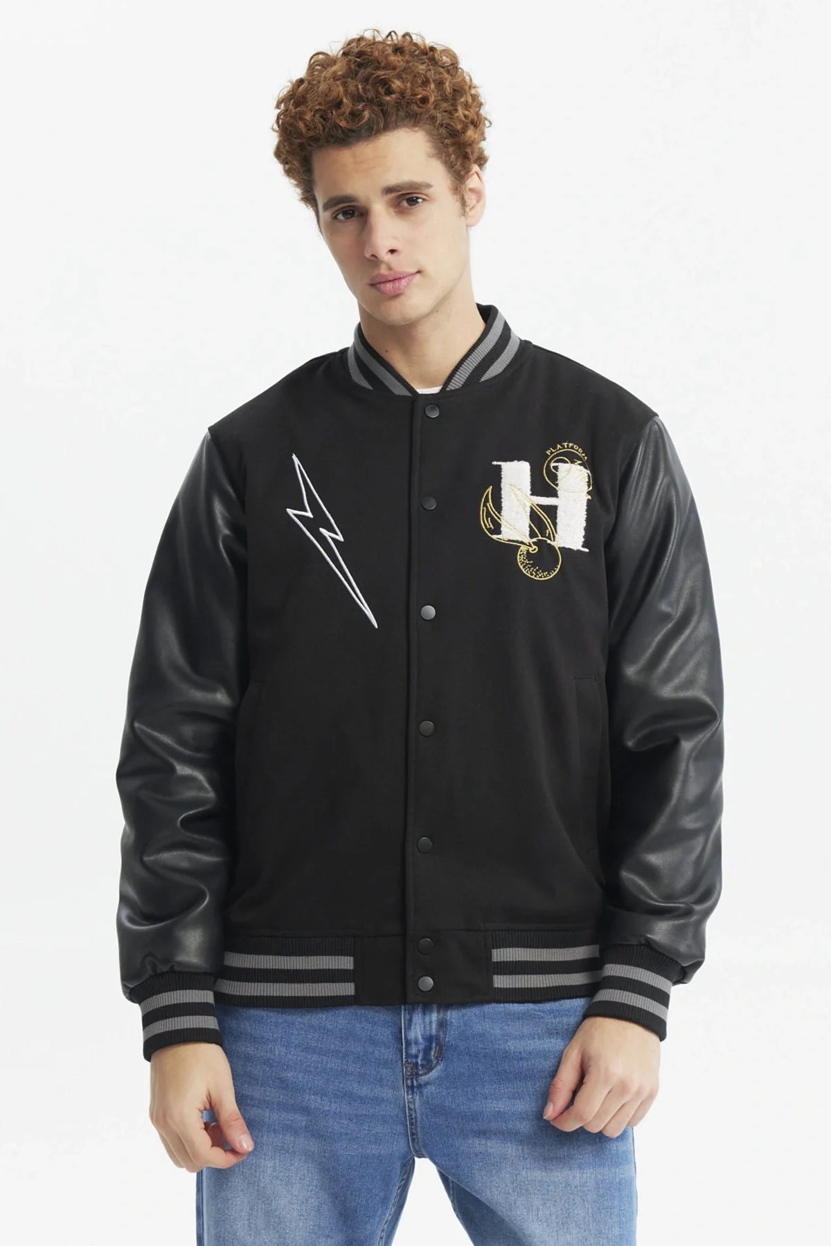 Chaqueta negra de Harry Potter con mangas de cuero, presenta un rayo blanco y el emblema de Gryffindor, ideal para mostrar tu lealtad al mundo mágico.