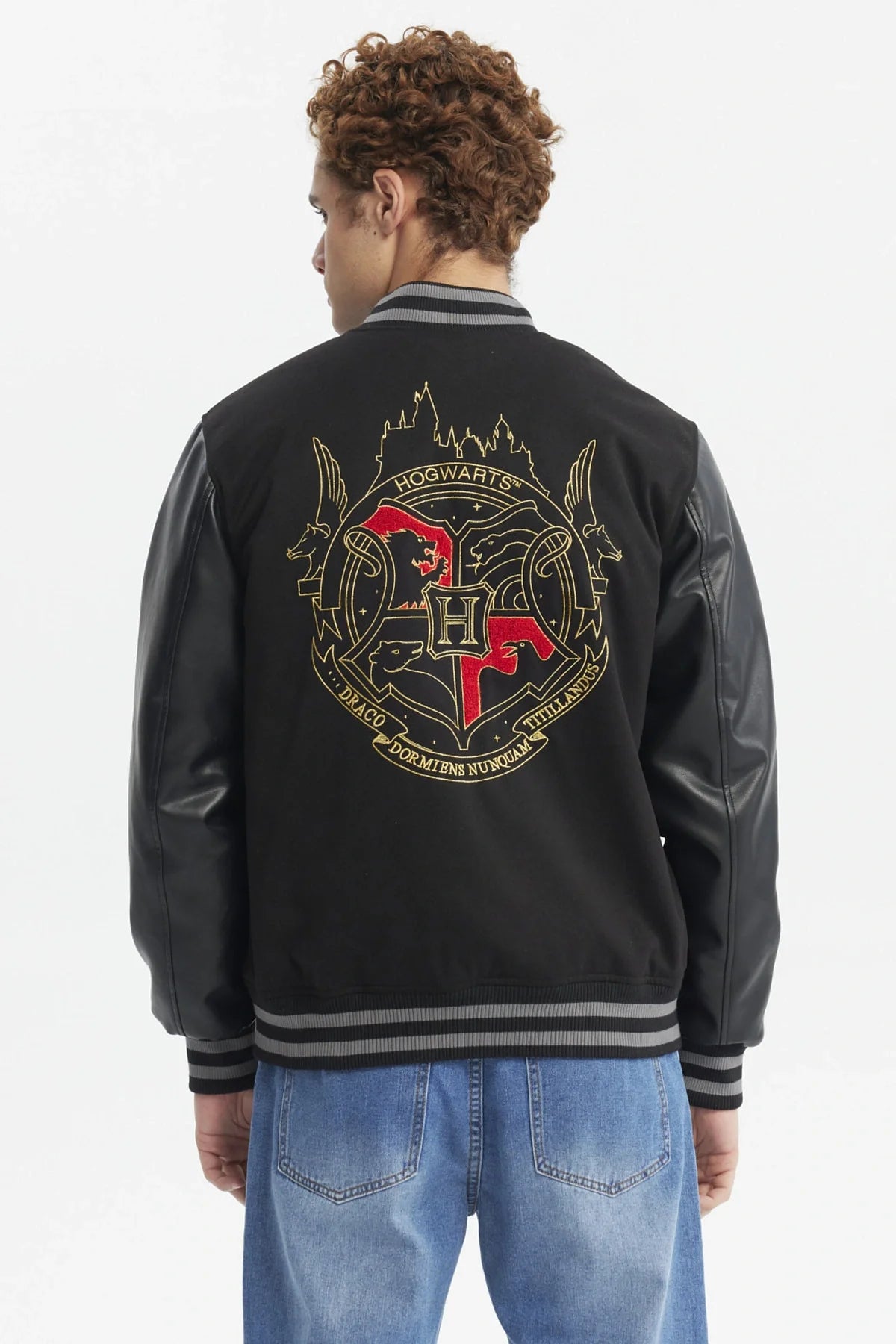 Chaqueta negra de Harry Potter con mangas de cuero, presenta un rayo blanco y el emblema de Gryffindor, ideal para mostrar tu lealtad al mundo mágico.