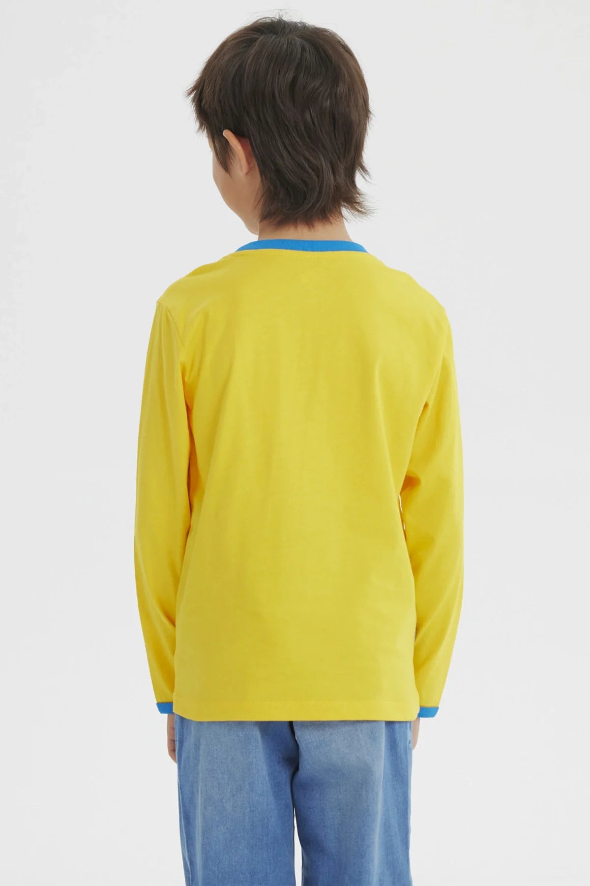 Polera amarilla de Sonic con el rostro de Tails en el centro, detalles en azul en el cuello, ideal para fans de videojuegos y la saga Sonic.