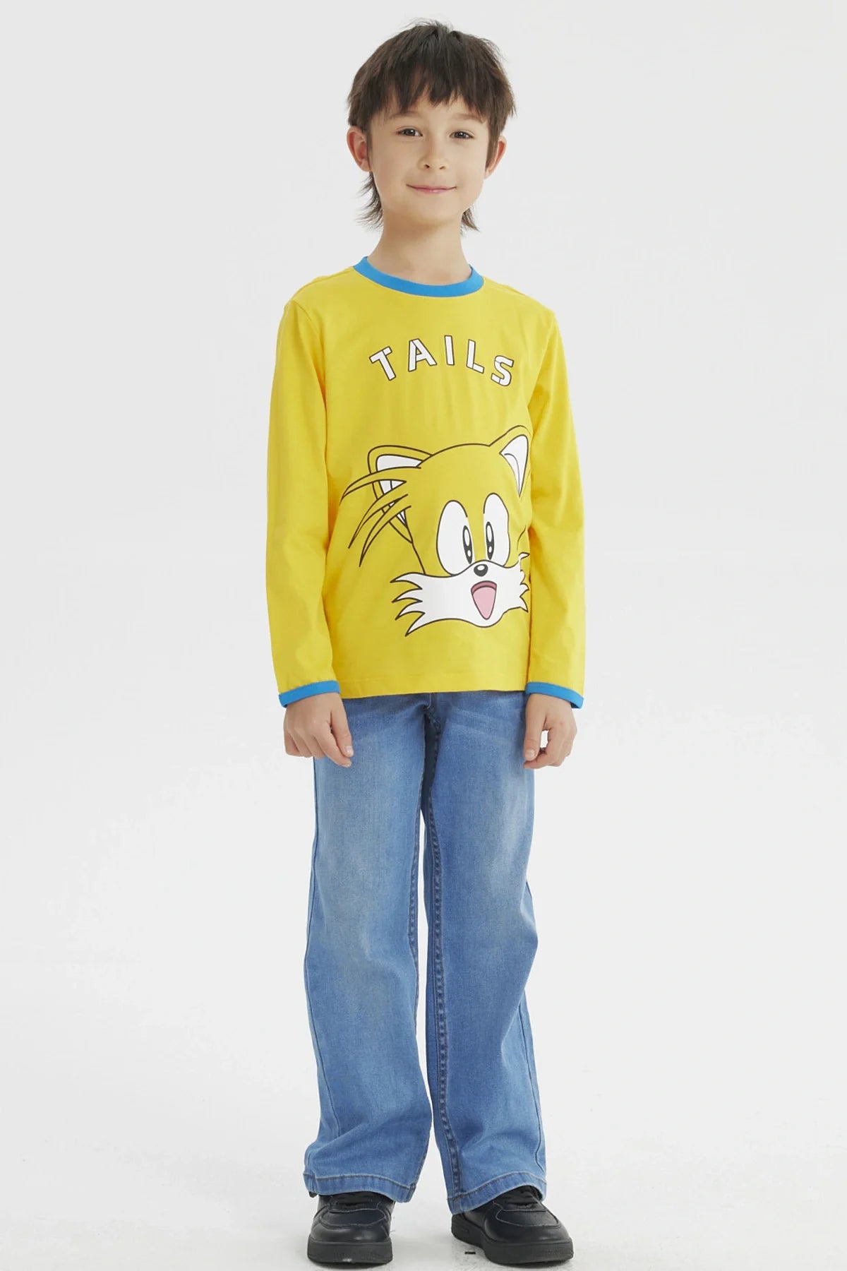 Polera amarilla de Sonic con el rostro de Tails en el centro, detalles en azul en el cuello, ideal para fans de videojuegos y la saga Sonic.