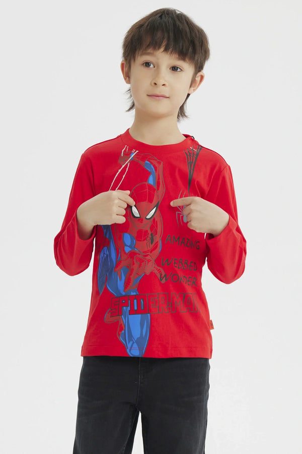 Polera roja de Spiderman con ilustración vibrante del héroe lanzando telarañas y el texto 'Amazing Webbed Wonder' en un diseño dinámico.