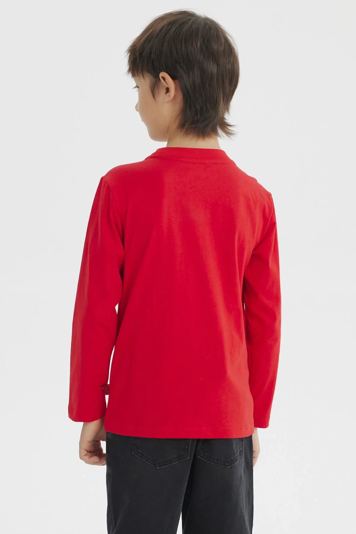 Polera roja de Spiderman con ilustración vibrante del héroe lanzando telarañas y el texto 'Amazing Webbed Wonder' en un diseño dinámico.