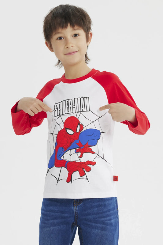 Polera Spiderman blanca con mangas rojas, presenta una ilustración vibrante de Spiderman en acción sobre una telaraña, ideal para fans de Marvel.