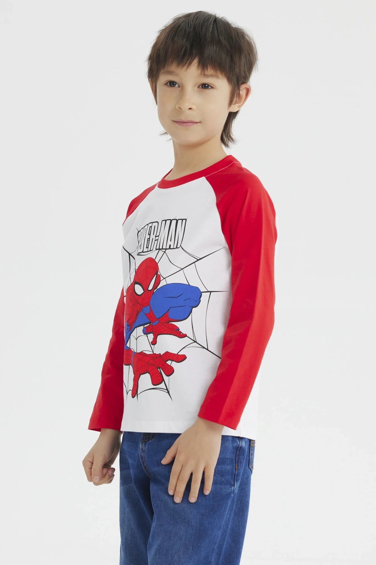 Polera Spiderman blanca con mangas rojas, presenta una ilustración vibrante de Spiderman en acción sobre una telaraña, ideal para fans de Marvel.