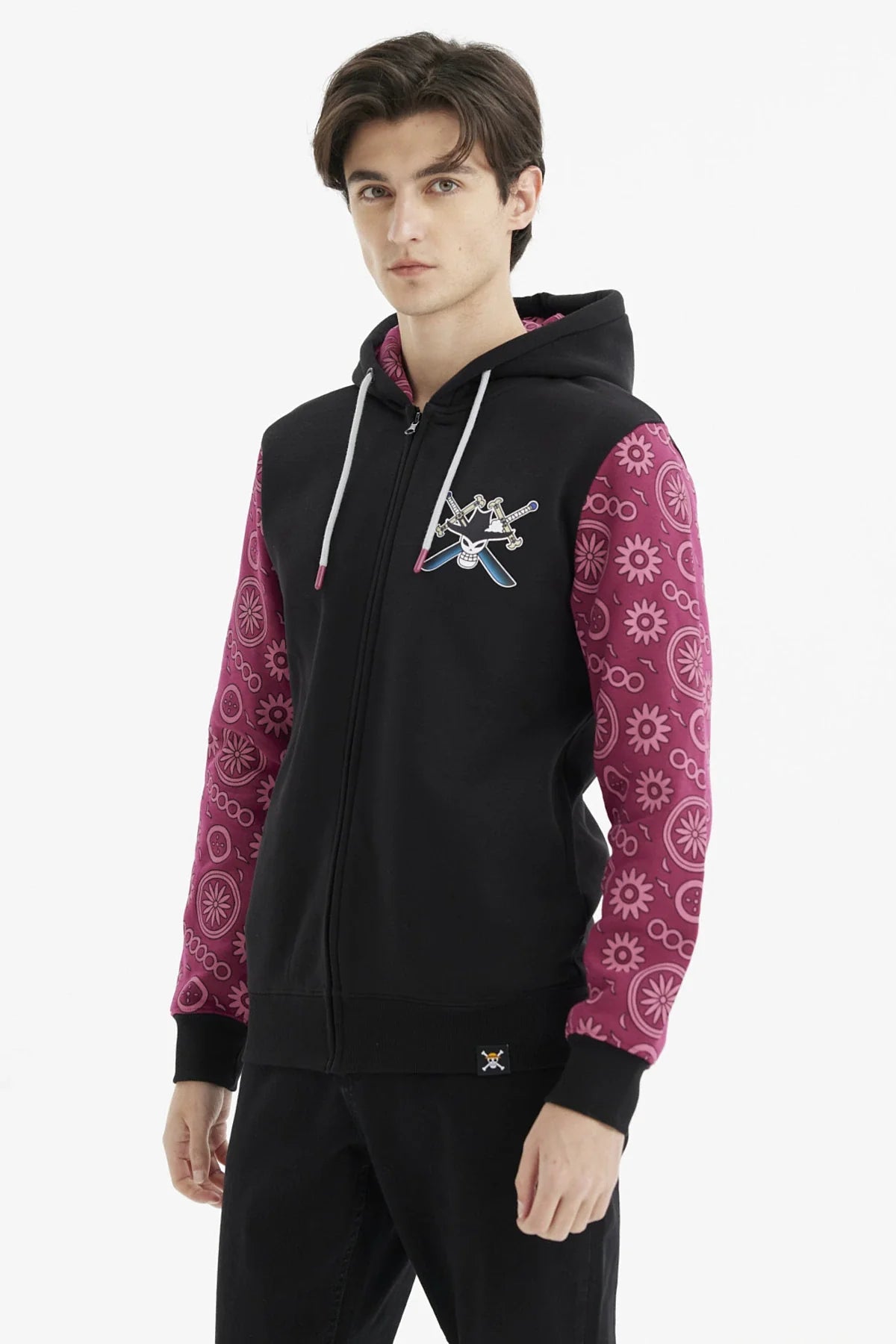 Polerón negro con mangas en tonos burdeos, estampado de símbolos náuticos y calaveras, presenta el logo de One Piece, ideal para los fans de la serie.