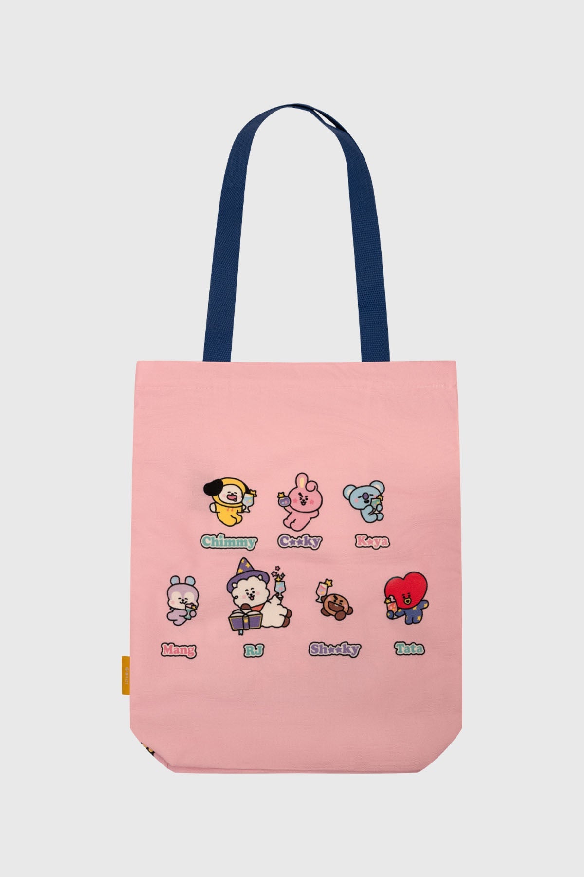Bolsa rosada de poliéster con estampado de los personajes BT21, incluyendo a Chimmy, Ccky, Koya, Mang, RJ, Shooky y Tata en poses adorables.