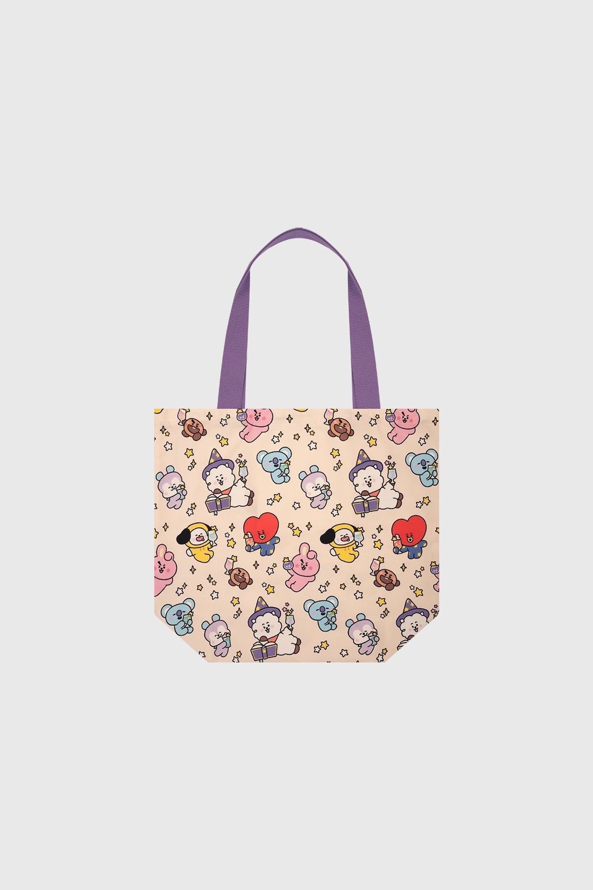 Bolsa de tela cruda con estampado de personajes BT21 en colores pastel, incluye a Tata, Chimmy y Cooky en diversas poses divertidas, ideal para fans.