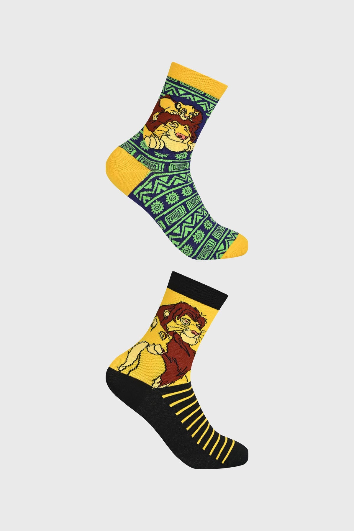 Calcetín bipack de Rey León en amarillo y negro con estampados de Simba y Mufasa en estilo colorido, evocando la magia de Disney.