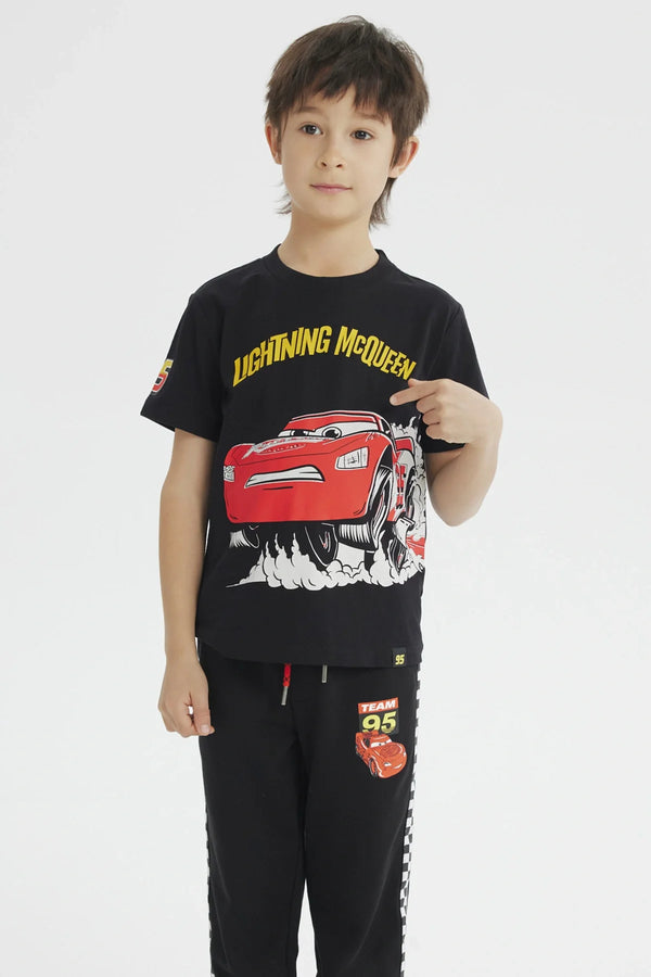 Polera negra de algodón con ilustración de Rayo McQueen en acción, destacando su velocidad y carisma, ideal para fans de Cars.
