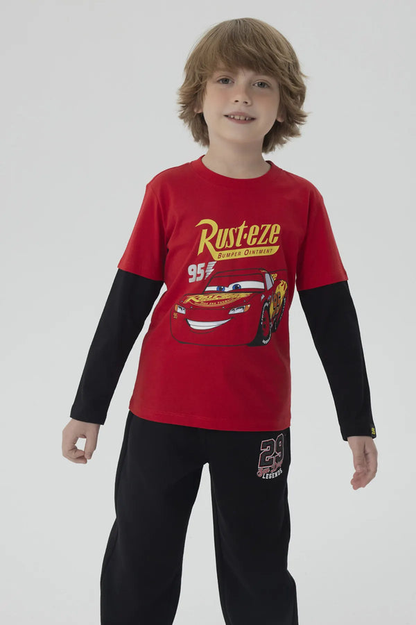 Polera roja de niño con estampado de Rayo McQueen de Cars, presenta el logo 'Rust-eze' y el número 95, ideal para los pequeños fanáticos de Pixar.