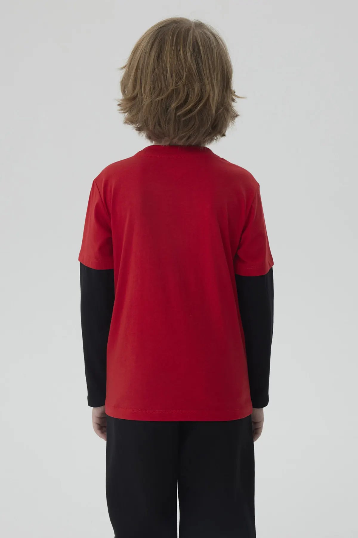 Polera roja de niño con estampado de Rayo McQueen de Cars, presenta el logo 'Rust-eze' y el número 95, ideal para los pequeños fanáticos de Pixar.