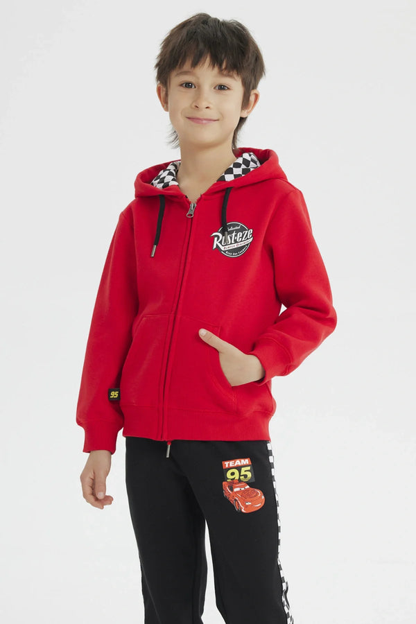 Polerón rojo vibrante con capucha, presenta el logo de Rusteze y detalles de cuadros en el interior, ideal para fans de Cars y su icónico rayo McQueen.