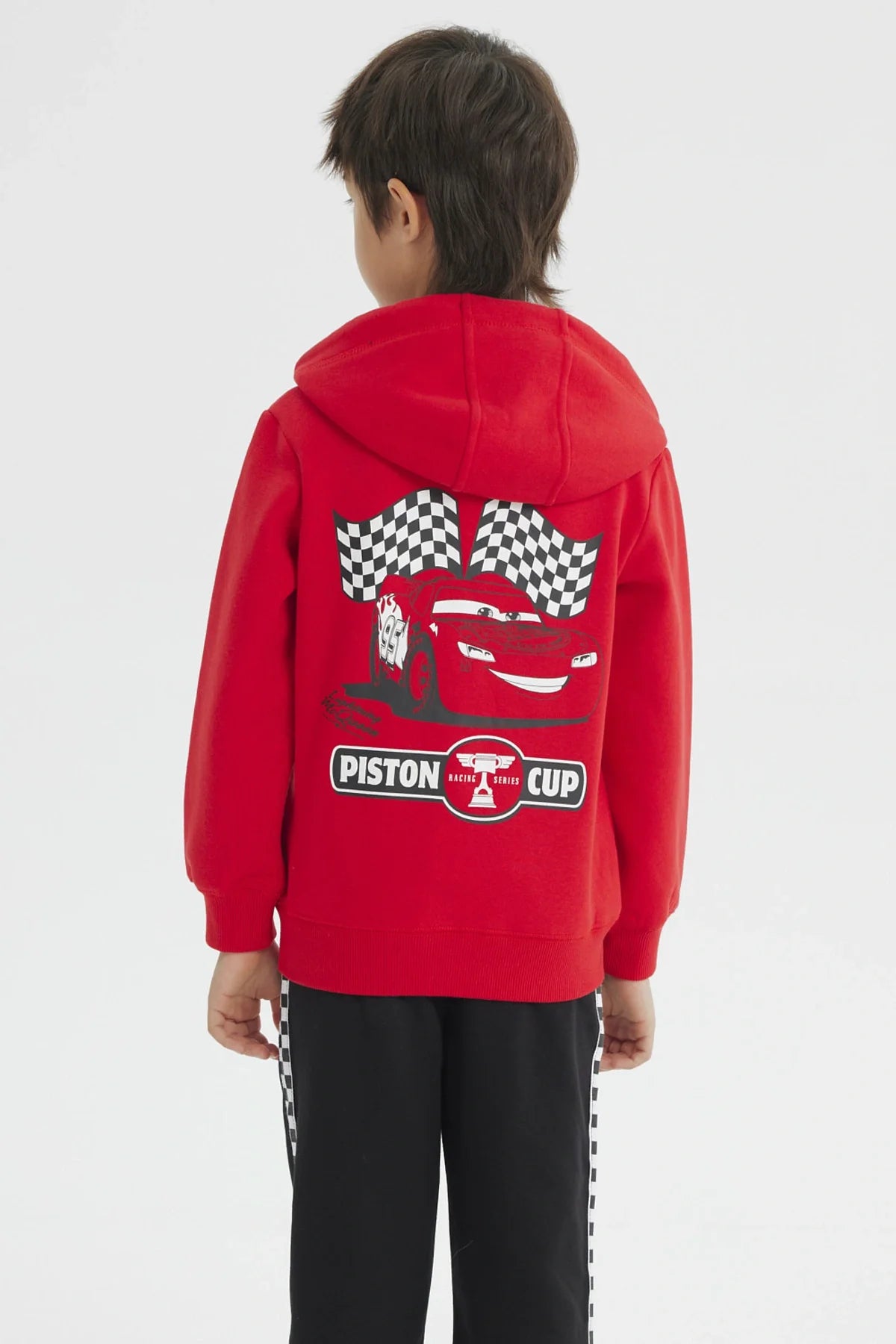 Polerón rojo vibrante con capucha, presenta el logo de Rusteze y detalles de cuadros en el interior, ideal para fans de Cars y su icónico rayo McQueen.