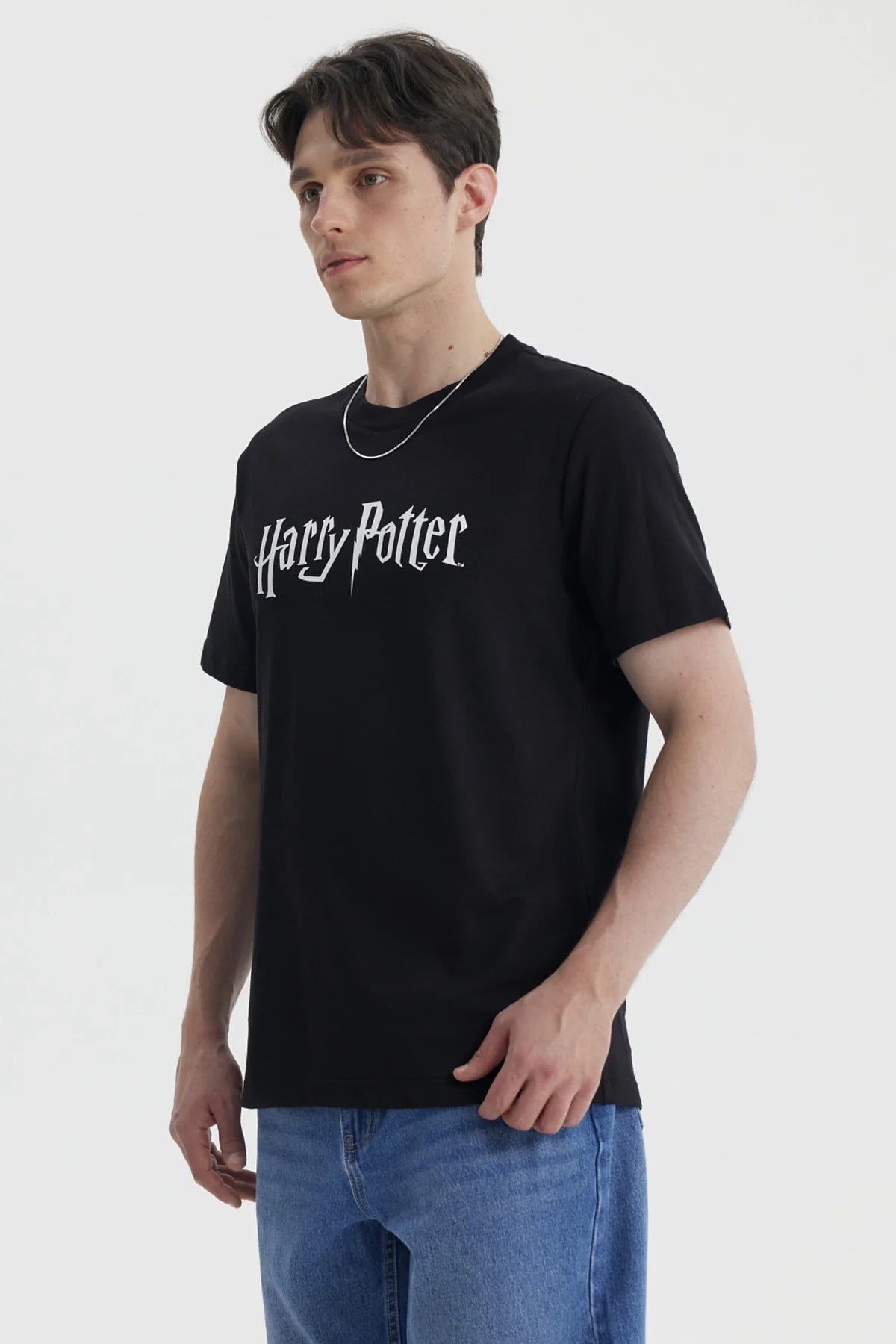 Polera negra de algodón con el icónico logo de Harry Potter en blanco, ideal para los fans de la saga mágica, perfecta para mostrar tu lealtad a Hogwarts.