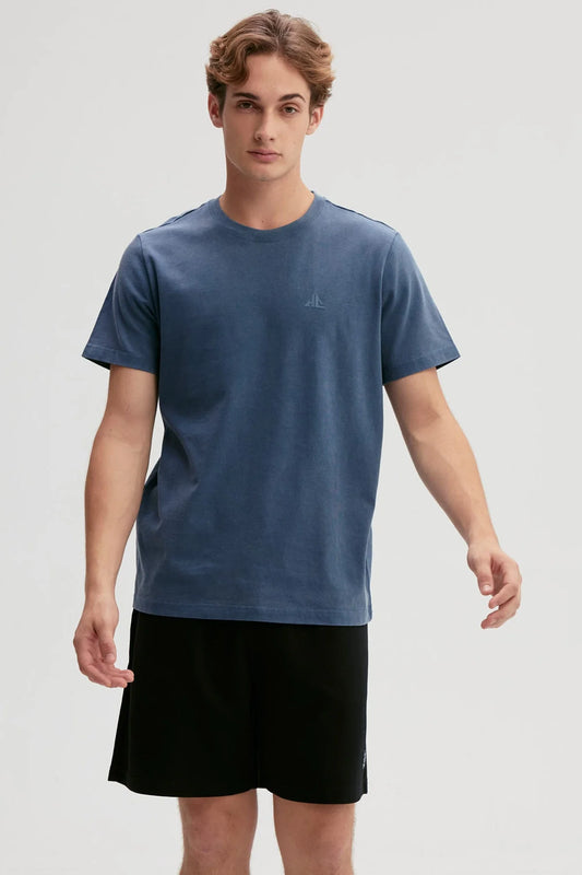 Polera azul de algodón con un diseño minimalista en el pecho, ideal para quienes buscan un estilo casual y cómodo, perfecta para el día a día.