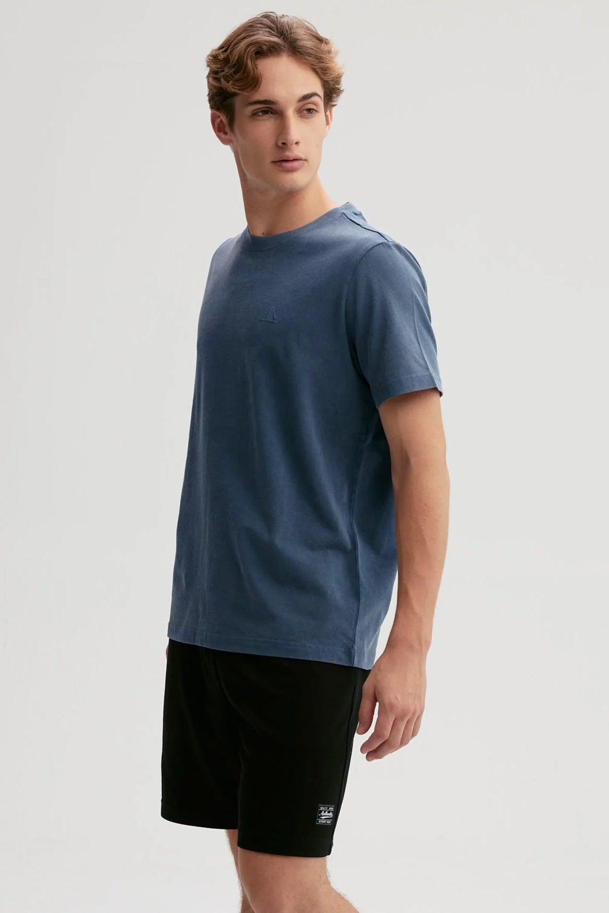 Polera azul de algodón con un diseño minimalista en el pecho, ideal para quienes buscan un estilo casual y cómodo, perfecta para el día a día.