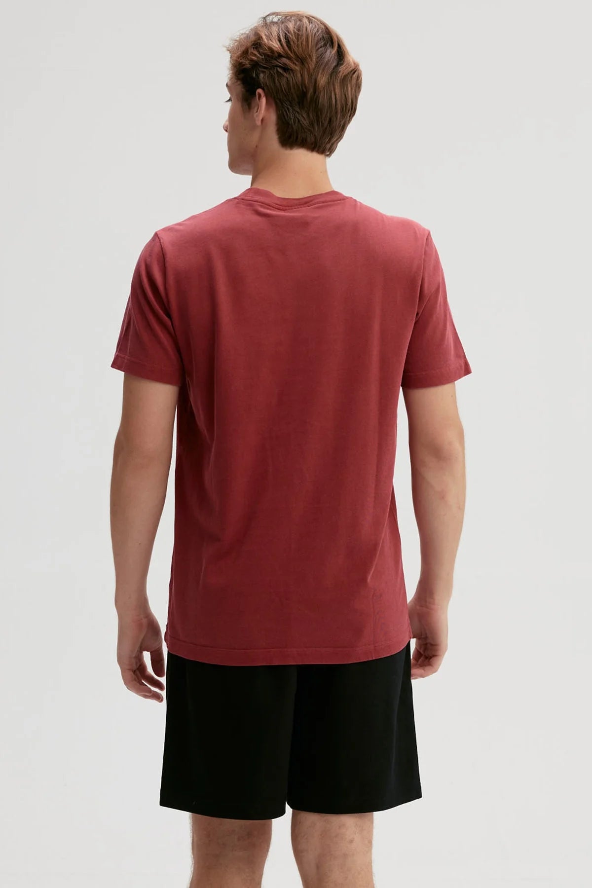 Polera burdeos de algodón con un sutil logo minimalista en el pecho, ideal para los fans de Holly Concept que buscan comodidad y estilo en su vestimenta.
