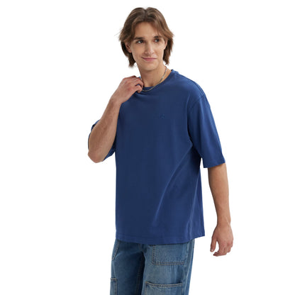 Polera azul de algodón con un diseño minimalista en relieve, ideal para fanáticos de la moda urbana, combinando estilo y comodidad.
