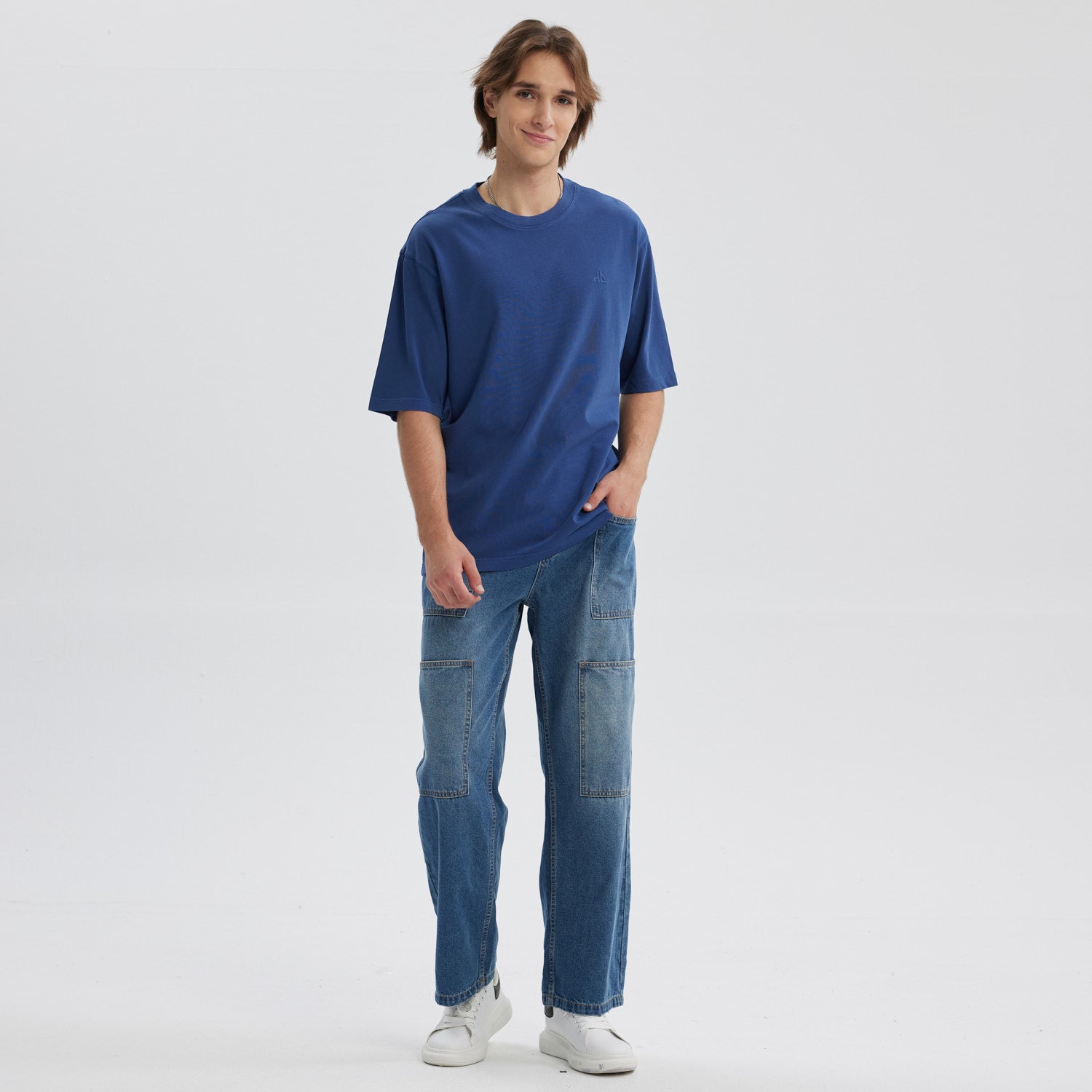 Polera azul de algodón con un diseño minimalista en relieve, ideal para fanáticos de la moda urbana, combinando estilo y comodidad.