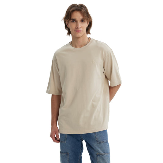 Polera beige de Holly Concept con diseño minimalista, ideal para fans que buscan comodidad y estilo, perfecta para un look casual y moderno.