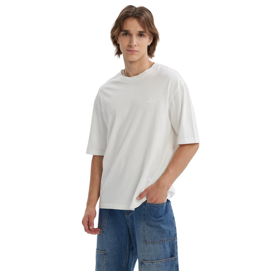 Polera blanca de algodón con diseño minimalista, presenta un logo sutil en el pecho, ideal para los fans de la moda urbana y la cultura pop.