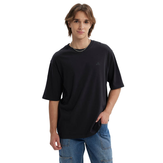 Polera negra de algodón con diseño minimalista, presenta un logo sutil en el pecho, ideal para quienes buscan estilo y comodidad en su look diario.