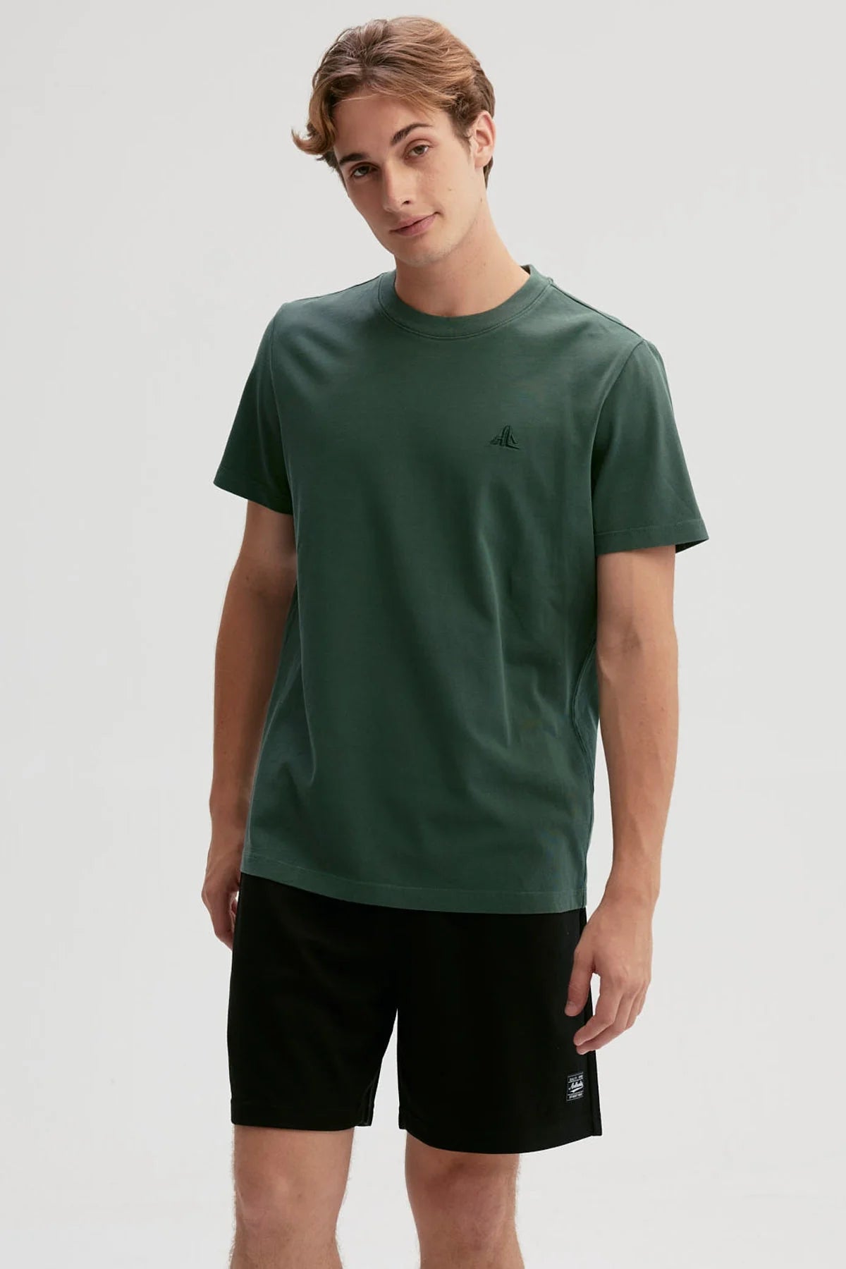 Polera verde de algodón con un discreto logo en el pecho, ideal para los fanáticos que buscan un estilo casual y cómodo, perfecta para cualquier aventura.