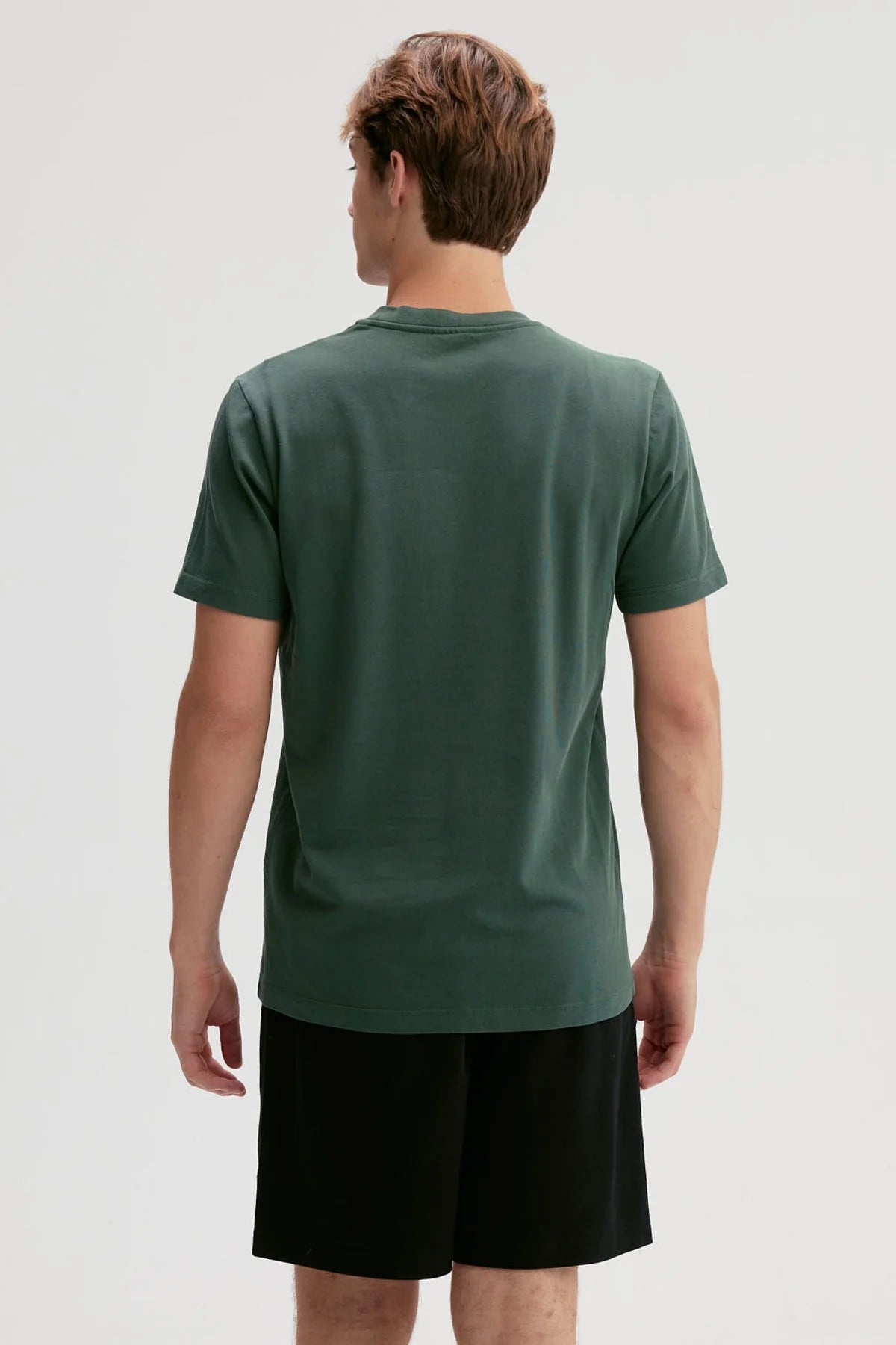 Polera verde de algodón con un discreto logo en el pecho, ideal para los fanáticos que buscan un estilo casual y cómodo, perfecta para cualquier aventura.