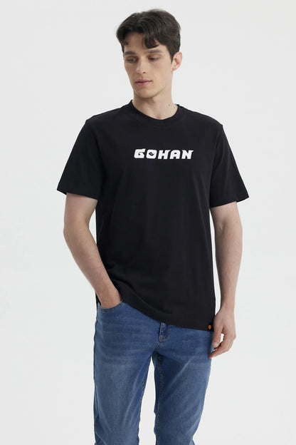 Polera negra de algodón con el nombre 'GOHAN' en letras blancas, perfecta para los fans de Dragon Ball que admiran la valentía del hijo de Goku.