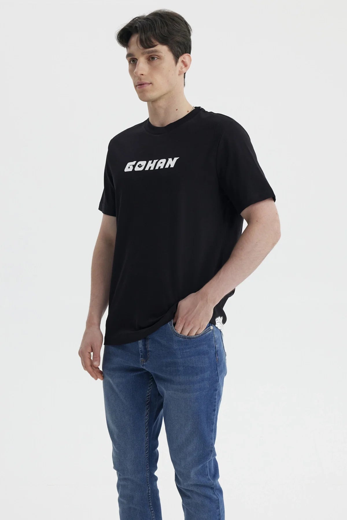 Polera negra de algodón con el nombre 'GOHAN' en letras blancas, perfecta para los fans de Dragon Ball que admiran la valentía del hijo de Goku.