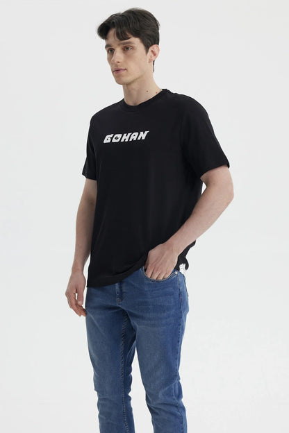 Polera negra de algodón con el nombre 'GOHAN' en letras blancas, perfecta para los fans de Dragon Ball que admiran la valentía del hijo de Goku.