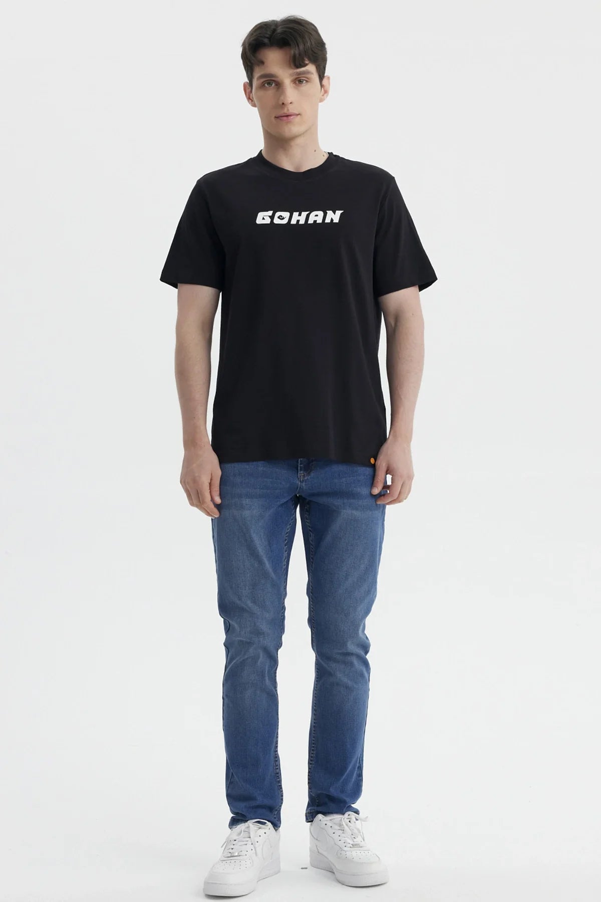 Polera negra de algodón con el nombre 'GOHAN' en letras blancas, perfecta para los fans de Dragon Ball que admiran la valentía del hijo de Goku.