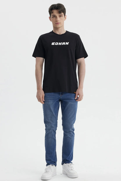 Polera negra de algodón con el nombre 'GOHAN' en letras blancas, perfecta para los fans de Dragon Ball que admiran la valentía del hijo de Goku.