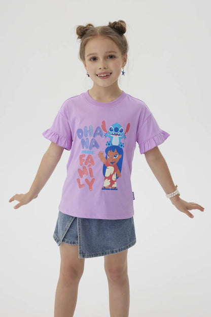 Polera lila de algodón con estampado vibrante de Lilo y Stitch, mostrando a Lilo sonriendo y a Stitch sobre su cabeza, con el texto "OHANA means FAMILY" en colores llamativos.