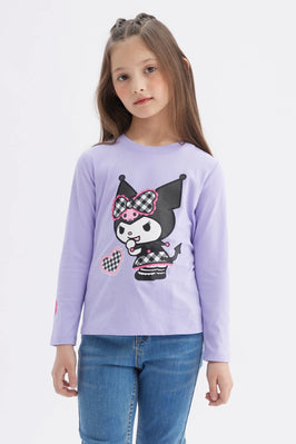 Polera lila de manga larga con estampado de Kuromi, mostrando su icónica figura con lazo a cuadros y detalles en rosa, perfecta para fans de Sanrio.