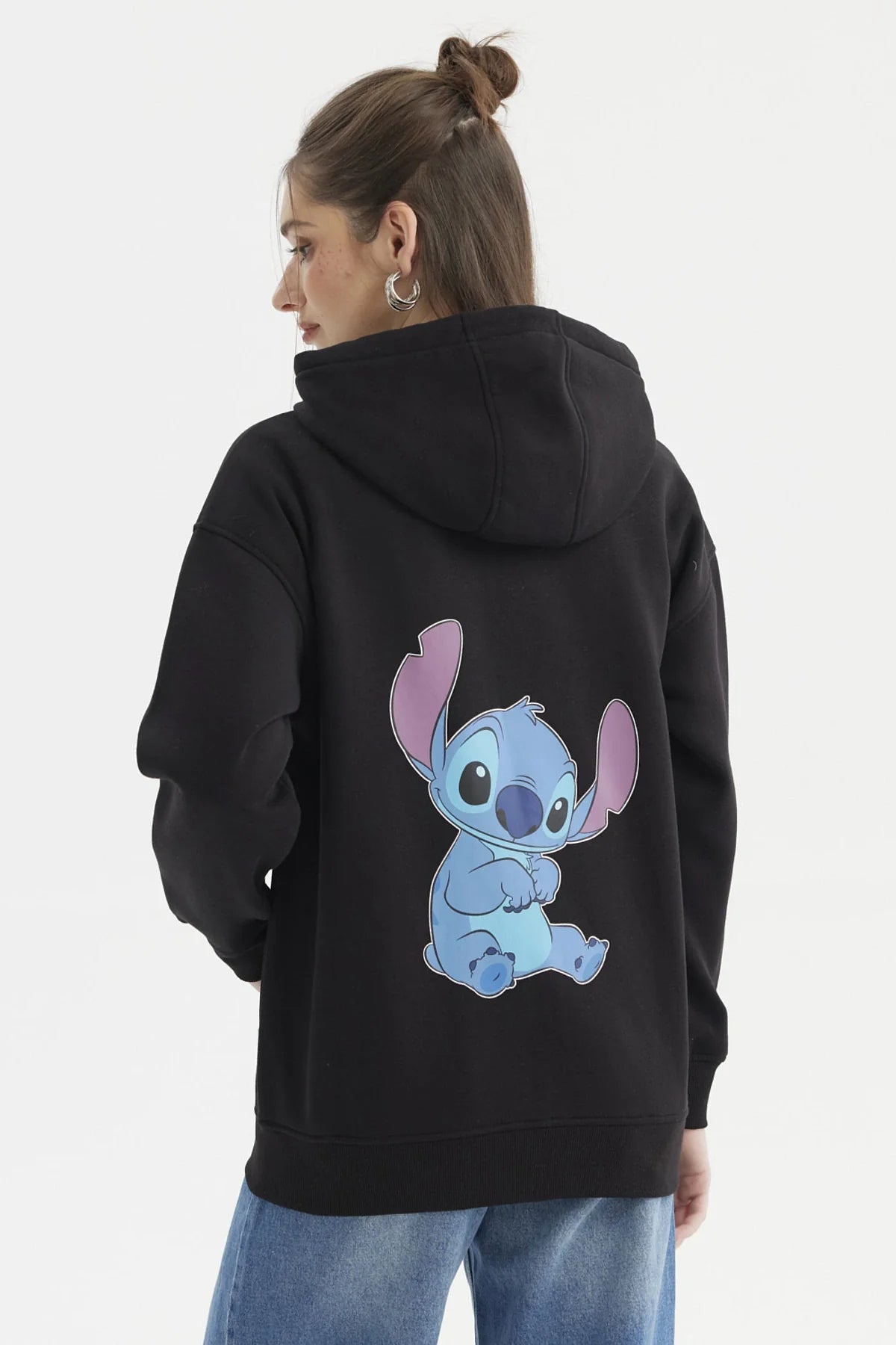 Polerón negro con capucha y cierre, presenta el texto 'STITCH' en azul sobre el pecho, ideal para fans de Lilo & Stitch.
