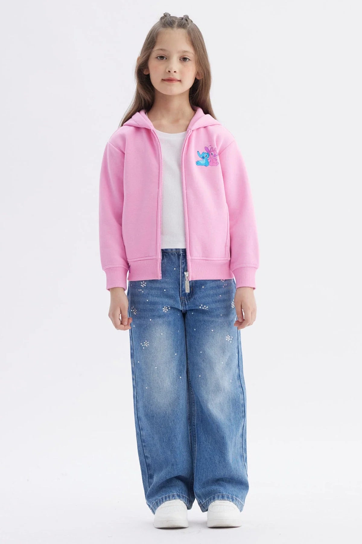 Polerón rosado con cierre, presenta un diseño de Stitch y Angel en tonos azul y rosa, evocando la amistad de 'Lilo & Stitch' en un estilo adorable.