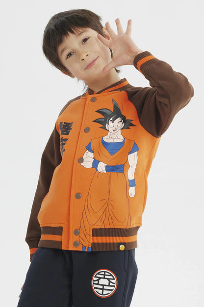 Polerón naranjo con mangas marrones que presenta una ilustración de Goku en pose desafiante, representando su espíritu guerrero de Dragon Ball Z.